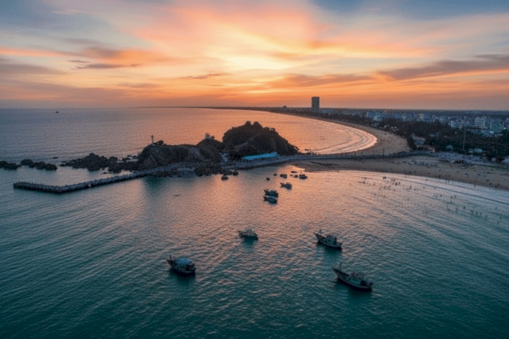 B&atilde;i biển Cửa L&ograve; với bờ c&aacute;t mịn, nước trong xanh.